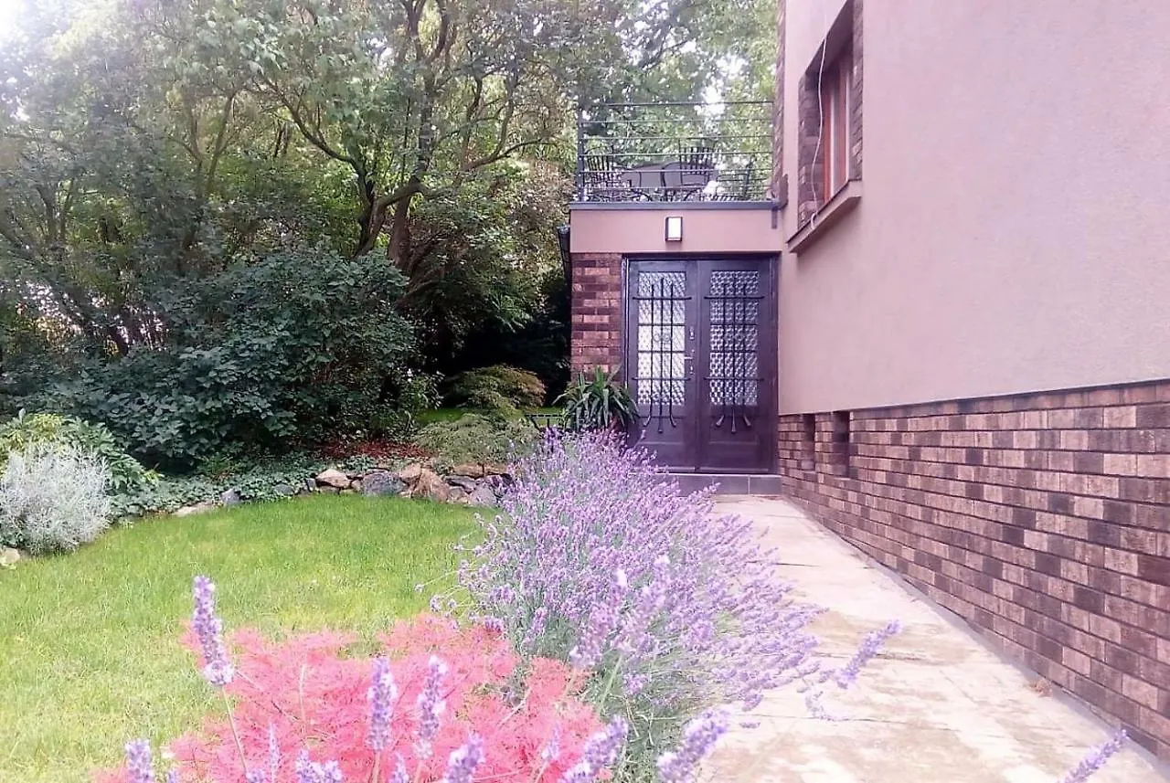 APARTMÁN V ZAHRADĚ PRAHA TROJA - APARTMENT IN THE GARDEN PRAGUE Troja 0*,